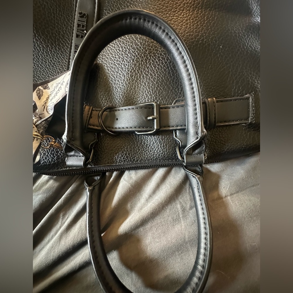 Like New Steve Madden Black Pebbled Bag w/Belt, Scarf, Gold Chain, Blk Hardware - Picture 9 of 9